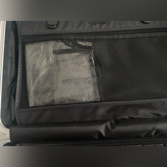 ALUMINUM CARRY ON SUITCASE - Picture 4 of 7